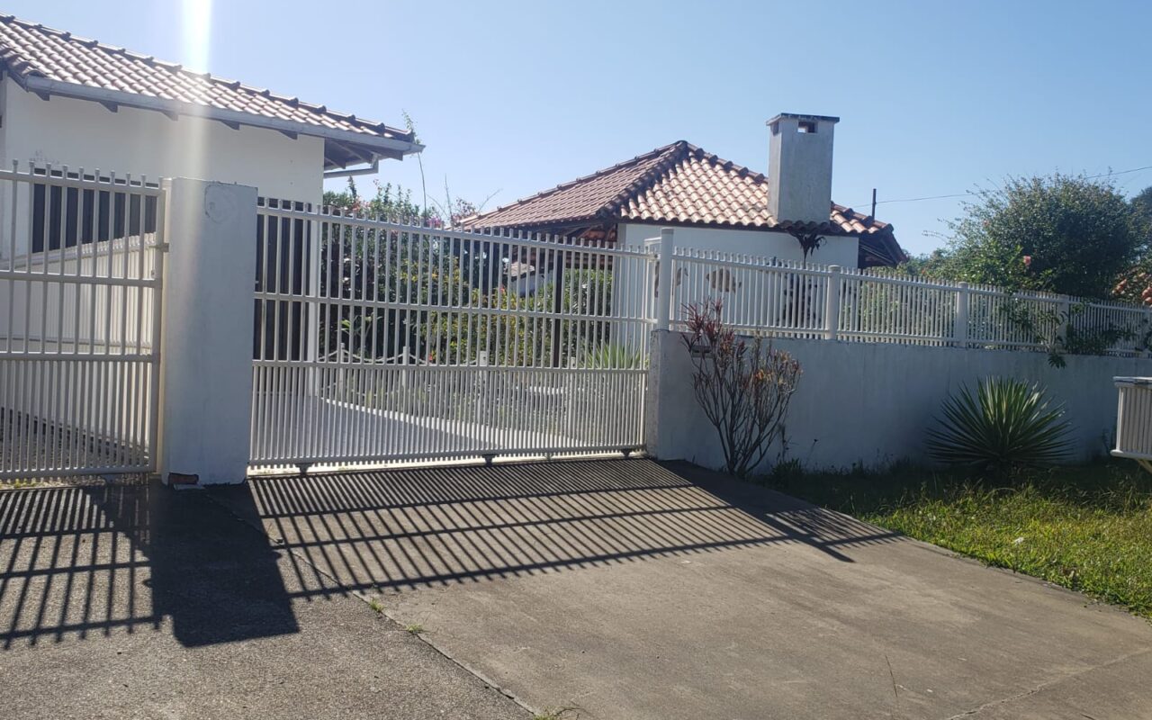 Lindo, muito lindo, situado a duas quadras da praia, 5 imóveis, com academia, piscina