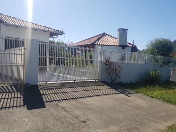 Lindo, muito lindo, situado a duas quadras da praia, 5 imóveis, com academia, piscina