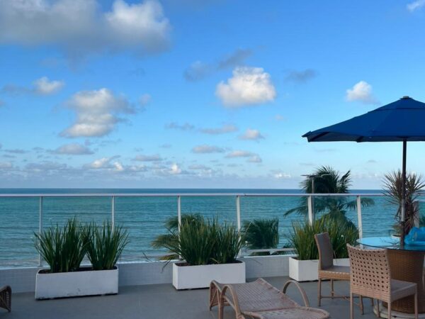 OPORTUNIDADE. Vende-se flat pronto a investir. Na beira-mar do Cabo Branco