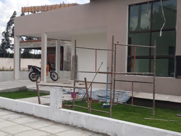 Casa com piscina,aceita carro, apartamento no negócio, 2 Suites, 3 Vagas de Garagem
