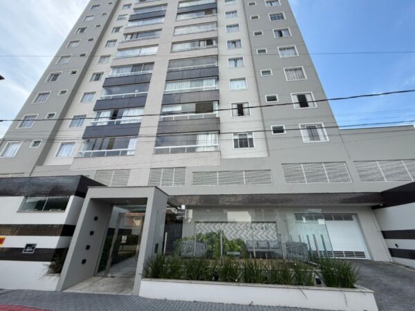 Apartamento de 3 Quartos, semi mobilado, 2 Vagas de Garagem,centro de Jaraguá