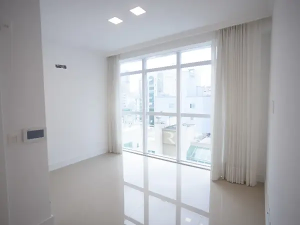Edifício Magestic: Amplitude e Exclusividade na Meia Praia