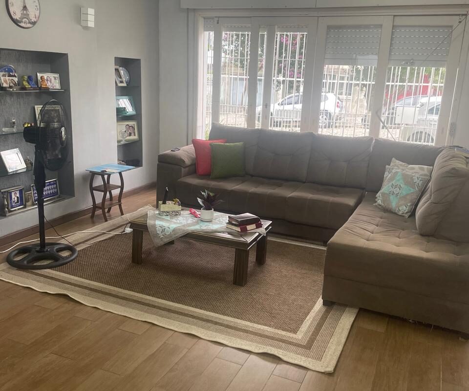 CASA A UMA QUADRA DA DOM JOAQUIM, pronta para moradia, toda reformada, é só se mudar