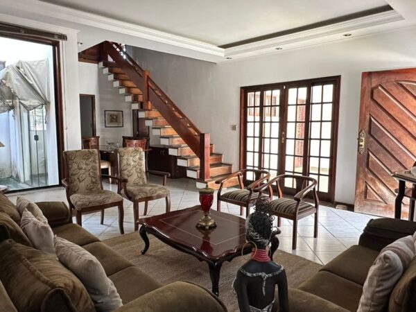Casa no Jardim Paraíba, Aparecida .Com jardim de inverno e garagem para 4 carros