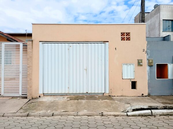 Casa Térrea de 2 Dormitórios com Área Gourmet e Garagem Coberta no Bairro Santa Regina