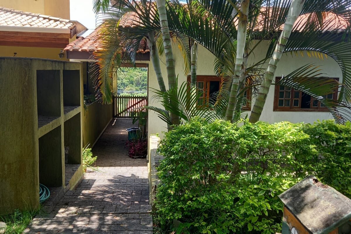 Casa semi-térrea no Condomínio São Fernando  em Barueri