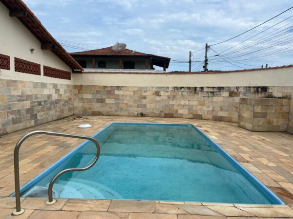 Casa com Piscina em Condomínio – R$ 350.000!