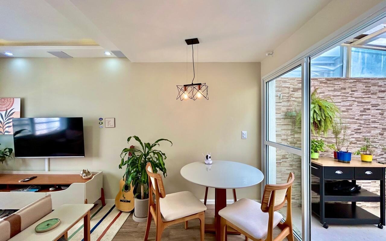 VENDO CASA DE CONDOMINIO FECHADO, 2 VAGAS DE GARAGEM, 2 DORMITÓRIOS, CHURRASQUEIRA