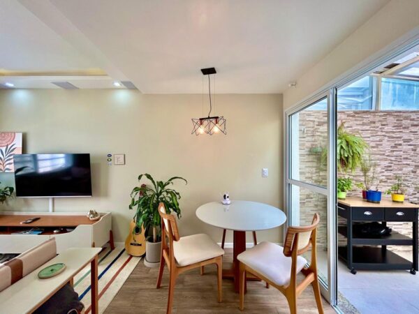 VENDO CASA DE CONDOMINIO FECHADO, 2 VAGAS DE GARAGEM, 2 DORMITÓRIOS, CHURRASQUEIRA