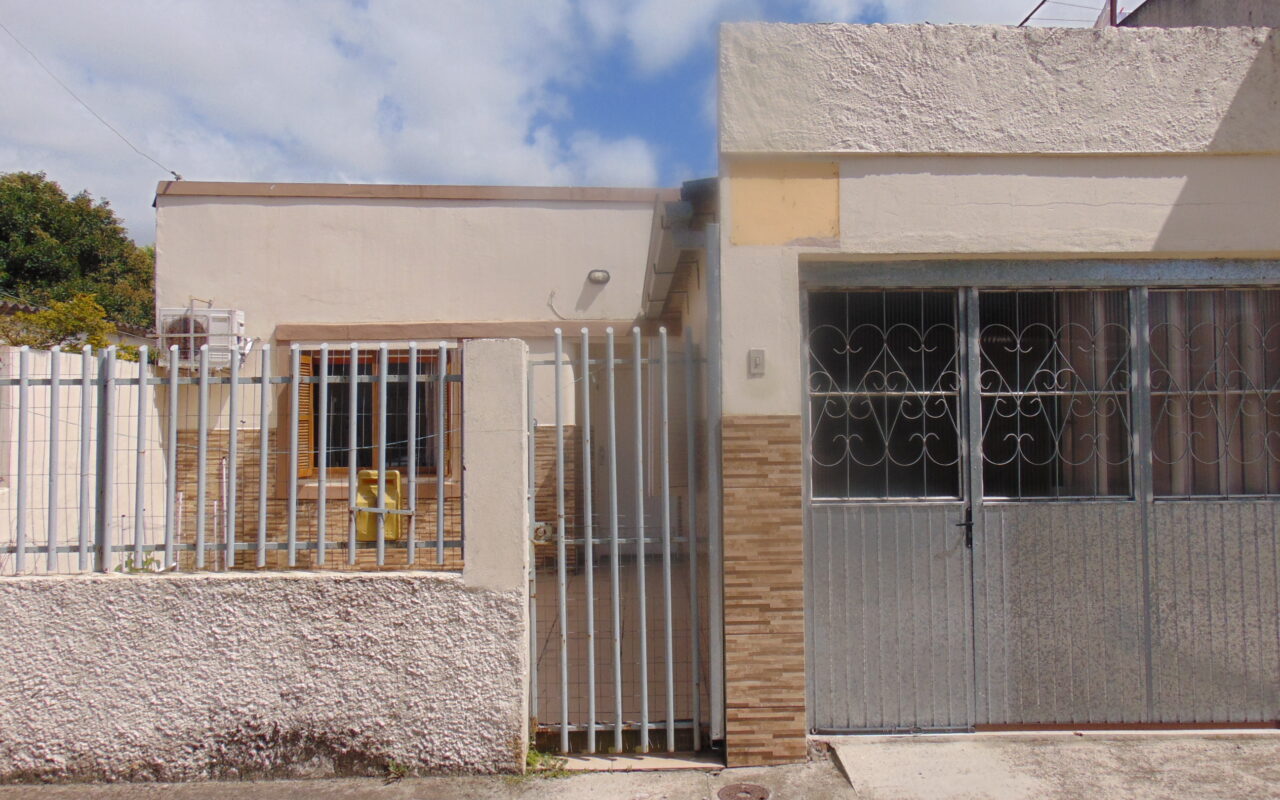 EXCELENTE CASA, NADA PARA REFORMAR, É SÓ SE MUDAR. No centro de  Pelotas