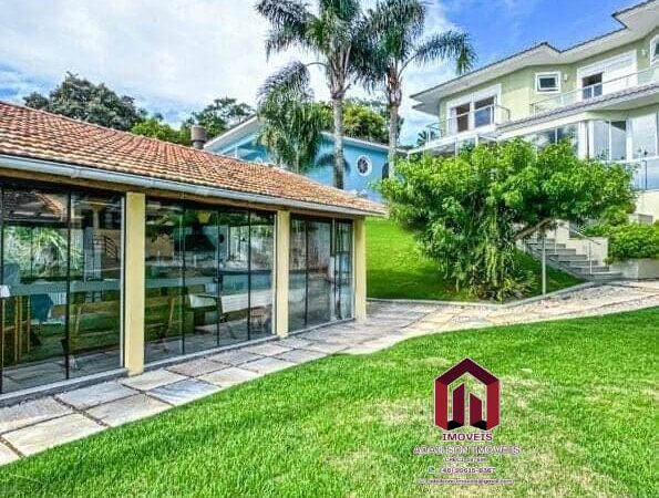 Casa Exclusiva Frente Mar em Florianópolis Cacupé  5 Quartos com Acesso Privativo à Praia