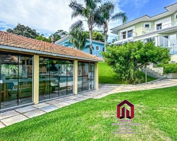 Casa Exclusiva Frente Mar em Florianópolis Cacupé  5 Quartos com Acesso Privativo à Praia