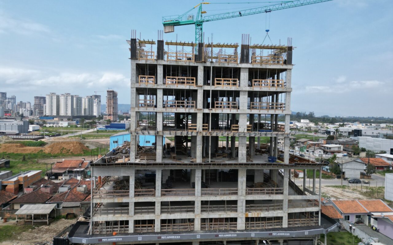 Apartamento em obras, com excelente localização!