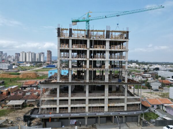 Apartamento em obras, com excelente localização!