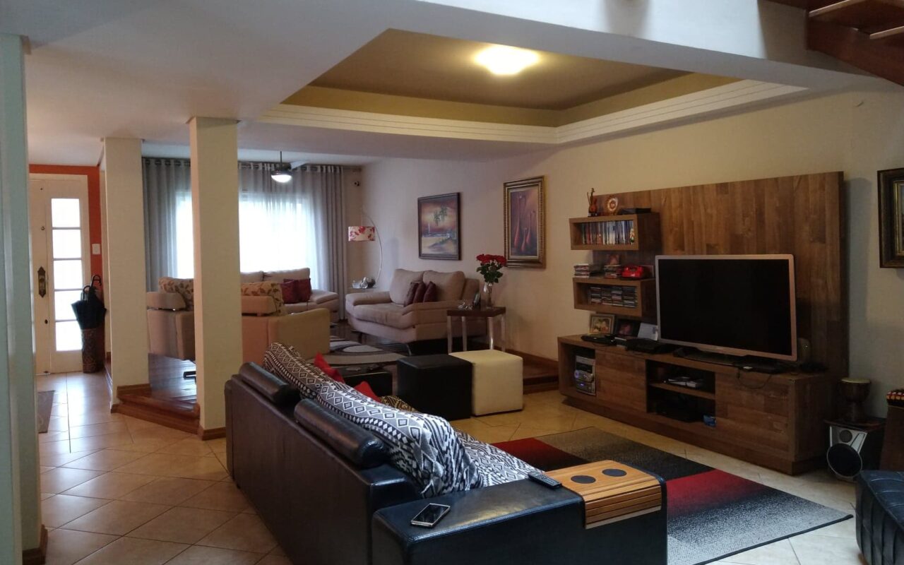 CASA ALTO PADRÃO, impecável, 4 dormitórios, um c/suite, área próximo ao centro e Shopping