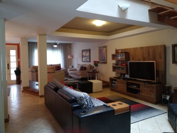 CASA ALTO PADRÃO, impecável, 4 dormitórios, um c/suite, área próximo ao centro e Shopping
