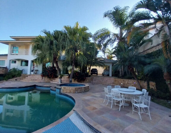 Sobrado no Portal das Colinas com 3 Suites, salão de festas e piscina. Guaratinguetá