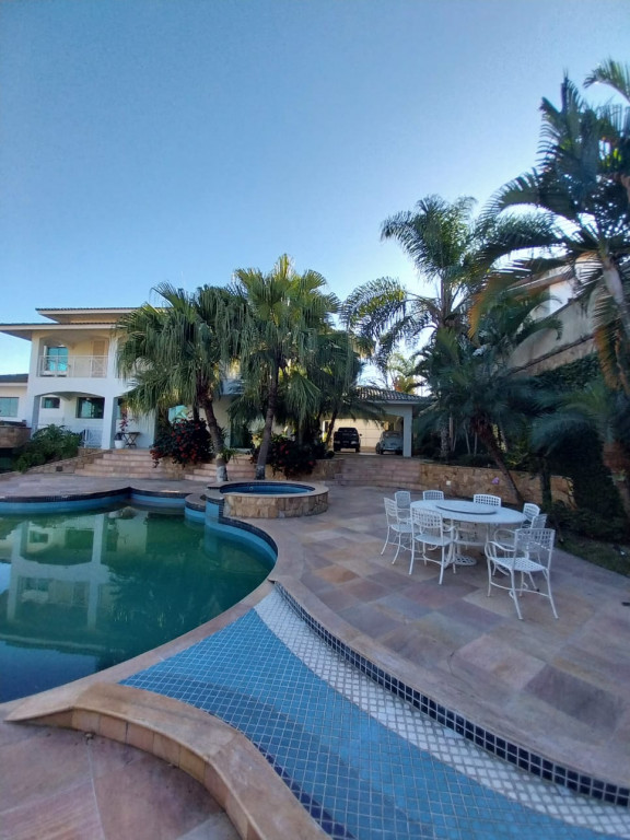 Sobrado no Portal das Colinas com 3 Suites, salão de festas e piscina. Guaratinguetá