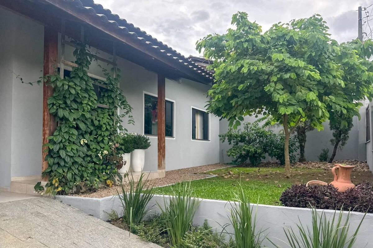 Casa semi mobiliada, com amplo quintal ,no 3 Rios do Sul. Jaguará do Sul