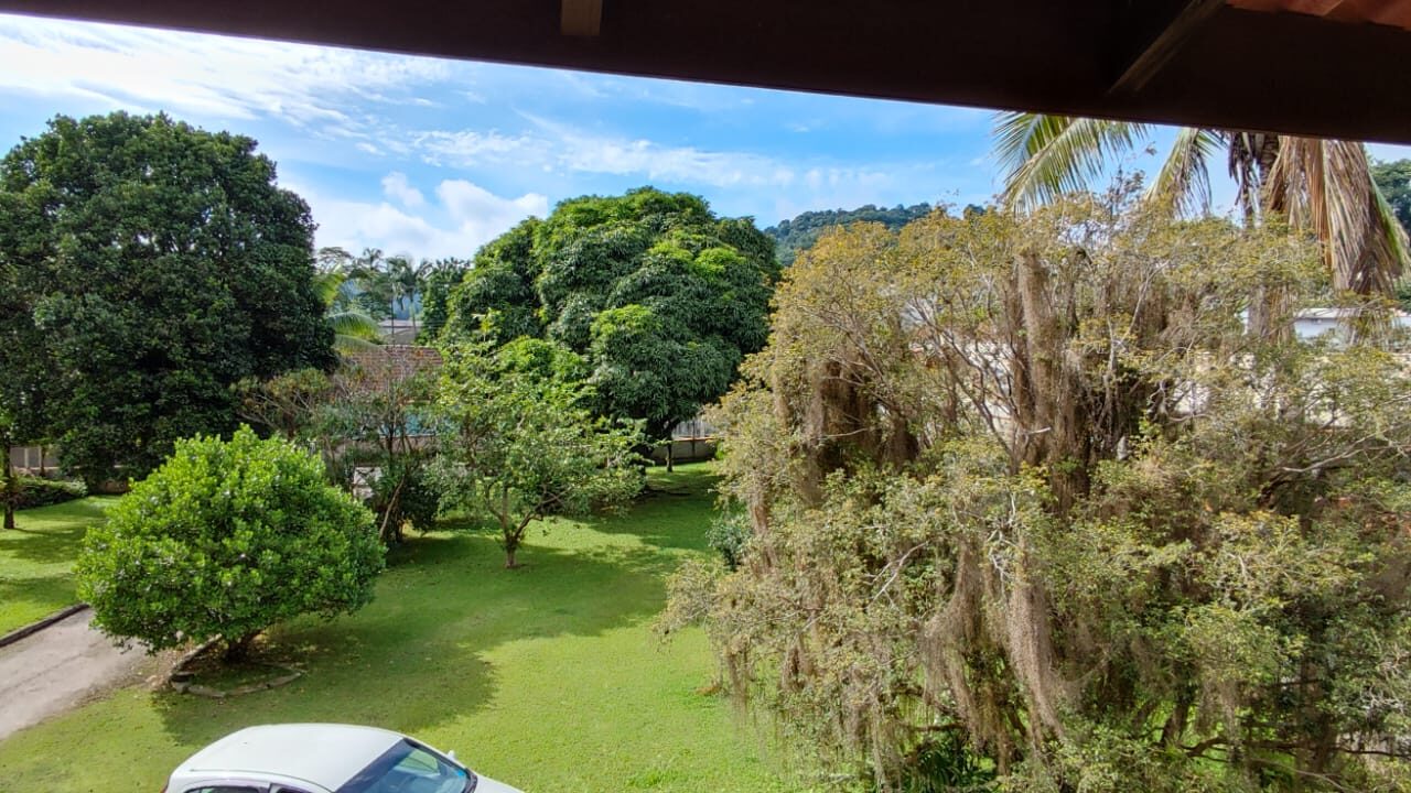 Casa com 4 Dormitórios com sacadas, sala e terreno grande