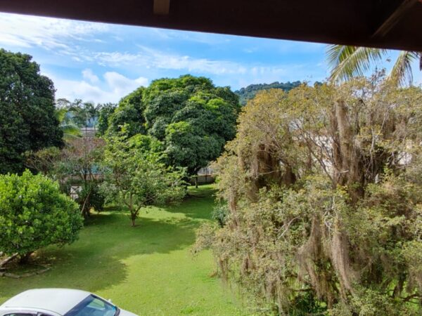 Casa com 4 Dormitórios com sacadas, sala e terreno grande
