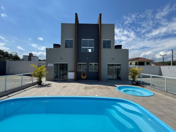 Apartamento semi mobiliado, sacada com churrasqueira, no Bairro Rau. Jaguará do Sul