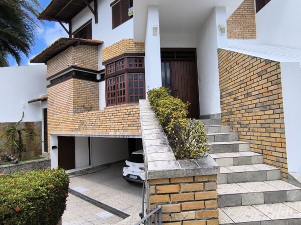 Linda casa com Jardim, 4 quartos , sendo 3 Suites , 4 Vagas, no Bairro Capim Macio, Natal
