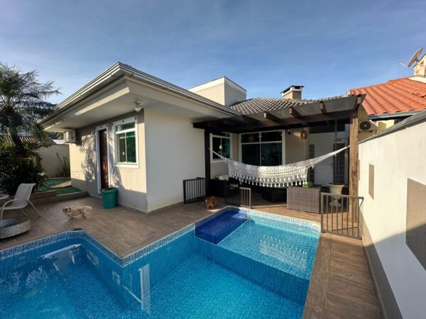 Casa semi mobiliada e com piscina no Bairro Amizade em Jaragua do Sul – SC