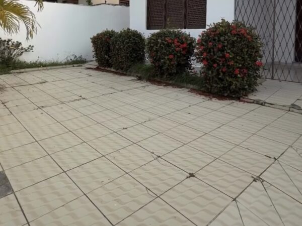 Casa em lote de 12X25, com terraço ,no bairro dos Estados