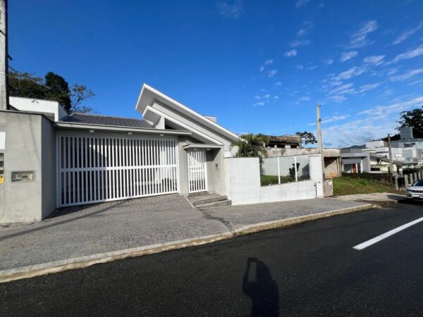 Casa Alto Padrão Localizada no Bairro Amizade. Aceita imóvel de menor valor