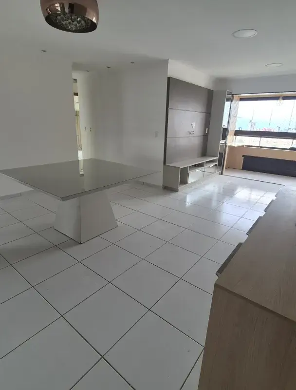 Apartamento com 3 Suites e 2 Vagas. Ventilado, vista livre andar alto. Bairro dos Estados