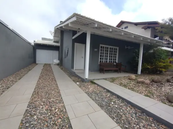Casa em lote de 405 mts2 , área gourmet , Piscina .Praia dos Amores. Balneário Camboriú