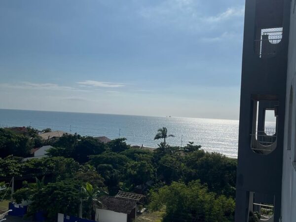 Apartamento mobiliado, a apenas 100 metros do mar no centro de Balneário Piçarras