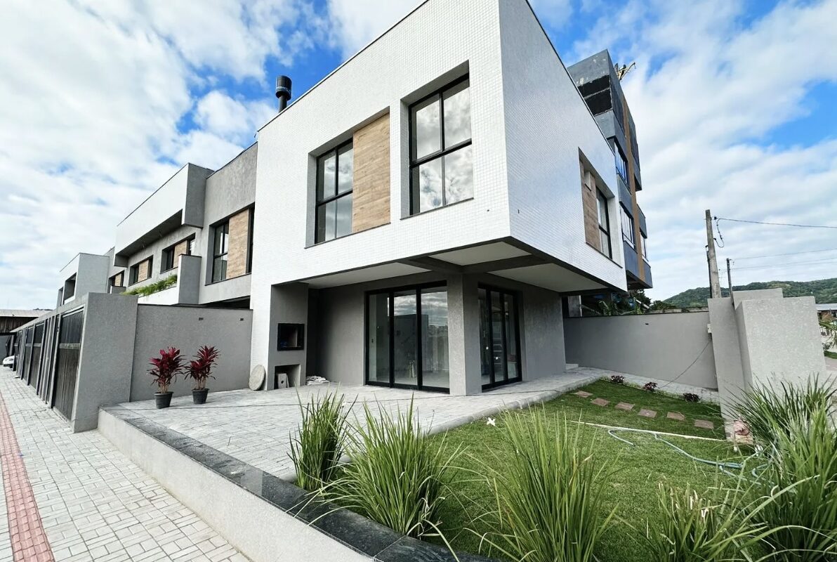 Linda casa em bombinhas, para você que ama o litoral