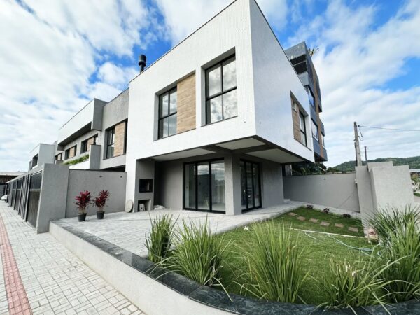 Linda casa em bombinhas, para você que ama o litoral
