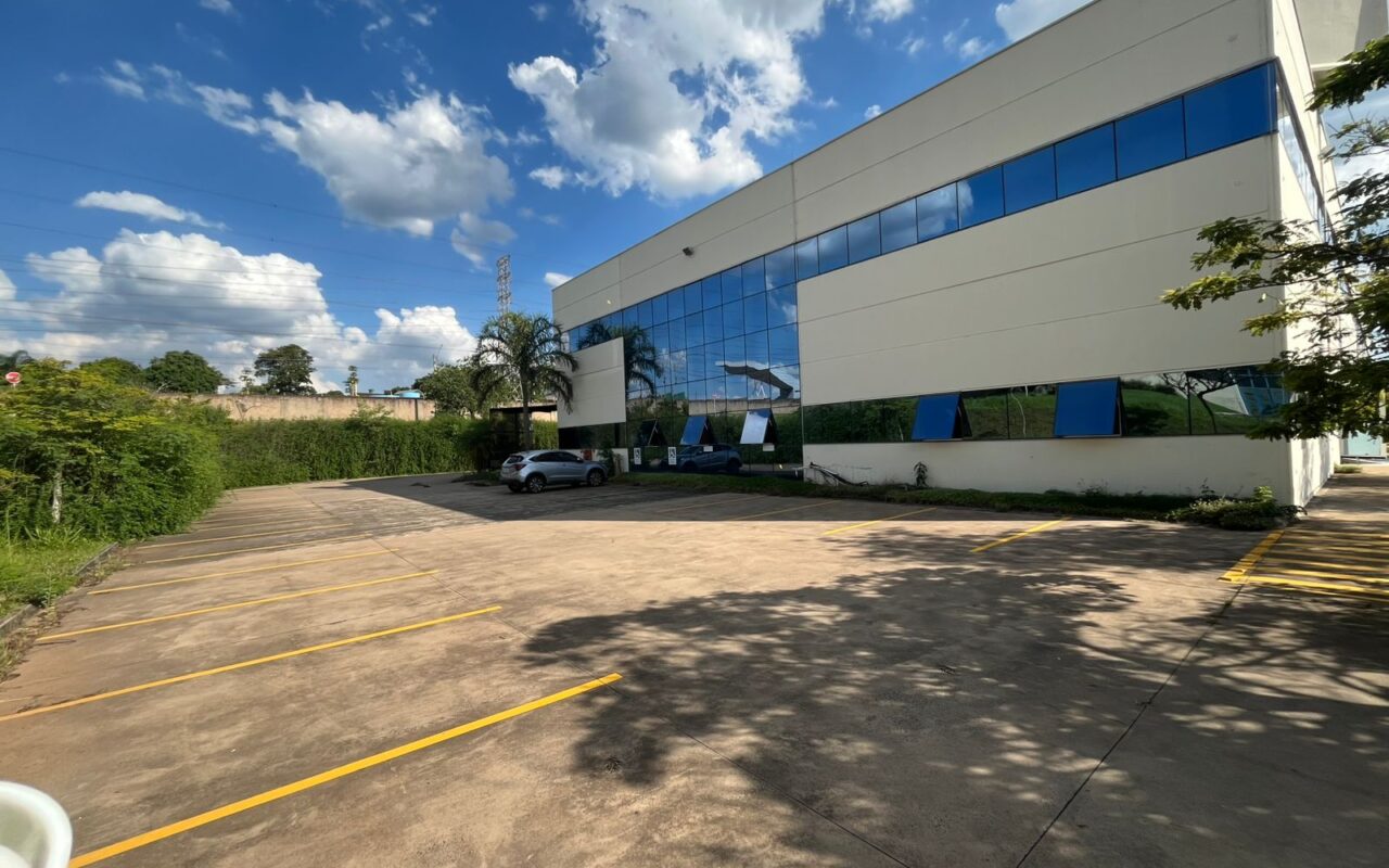 Vendo excelente Prédio COMERCIAL/INDUSTRIAL em condomínio fechado com total segurança 24 h