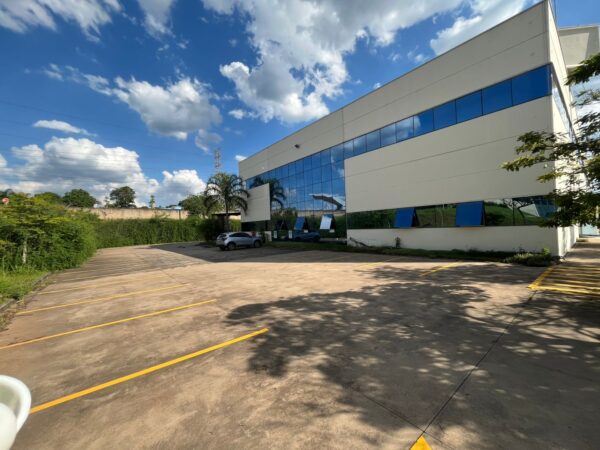 Vendo excelente Prédio COMERCIAL/INDUSTRIAL em condomínio fechado com total segurança 24 h
