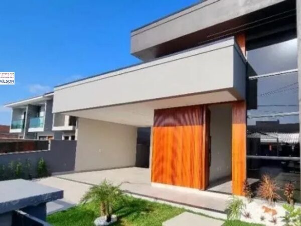 Casa com 3 Quartos e 2 banheiros à Venda, 99 m² por R$ 735.000 Há 5 minutos de centro