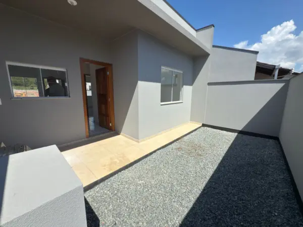 O Seu Novo Lar no Litoral: Casa Geminada Nova em Barra Velha