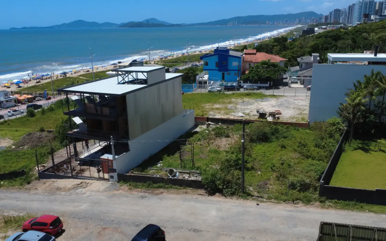Exclusividade Quadra Mar: Terreno com Vista Permanente no Itacolomí, Balneário Piçarras