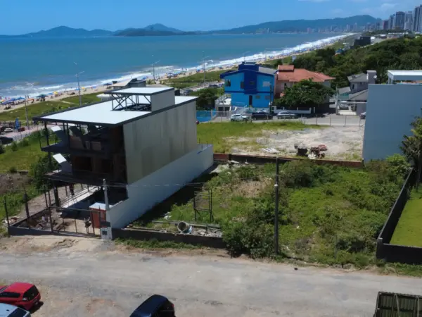 Exclusividade Quadra Mar: Terreno com Vista Permanente no Itacolomí, Balneário Piçarras