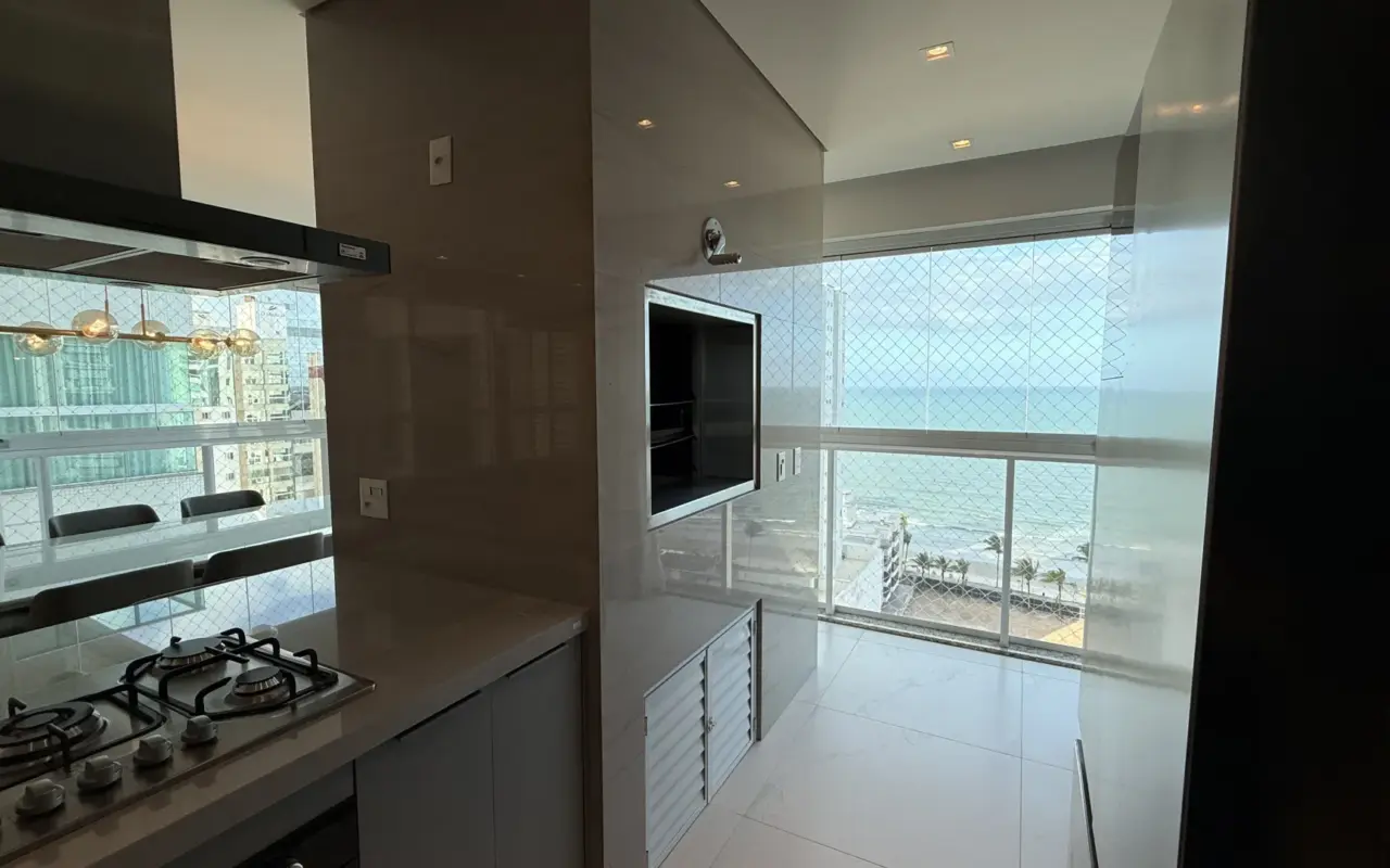 Luxo e Exclusividade na Meia Praia: Apartamento Mobiliado no Garden Square Residence