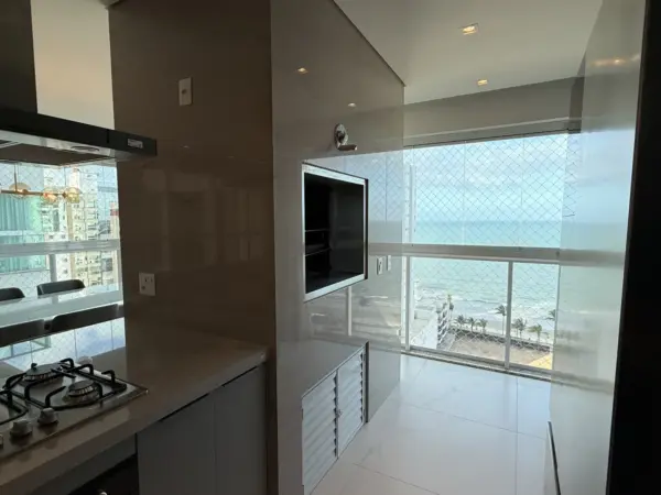 Luxo e Exclusividade na Meia Praia: Apartamento Mobiliado no Garden Square Residence